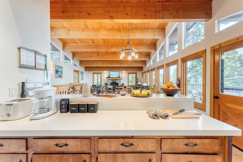 Lake + Beach Access, Pool, Tennis Walk to Chambers Tahoe Timber by Avantstay