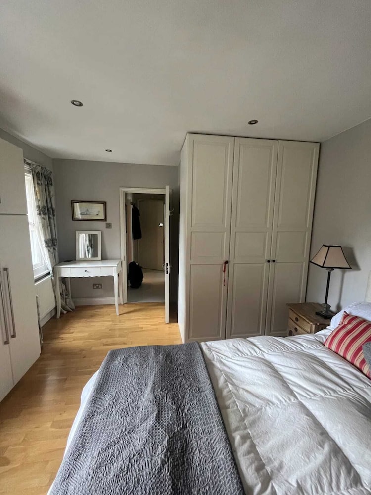 Modern Top Floor 2BD Flat - Kensington