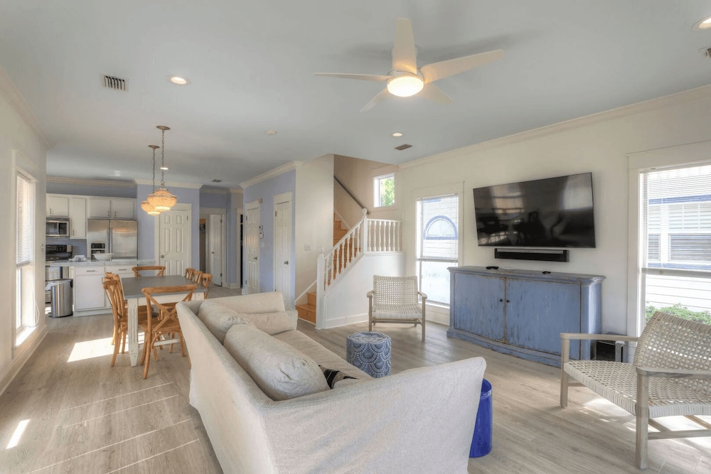 Holiday House by Avantstay Oceanview Steps to Beach