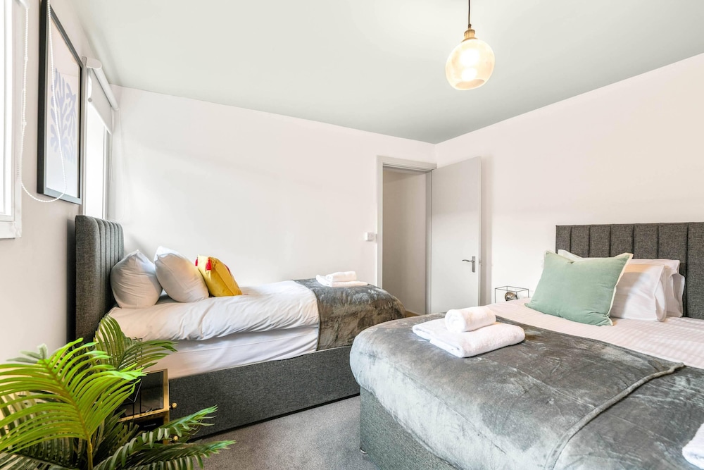 2 Bdr Modern Living in The Old Bank Hse