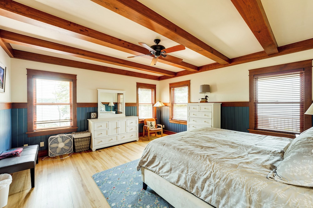 Hamlin Lake Retreat: Spacious Stay for Groups!