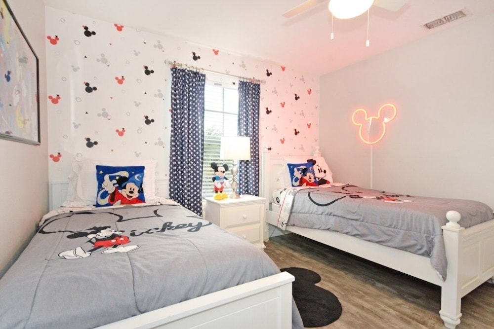 Majestic Retreat 5 Bedroom Townhouse by RedAwning