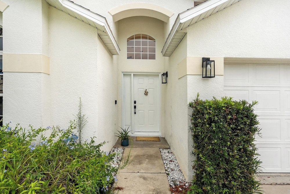 Cozy Queen BR + Pool Access Near Disney