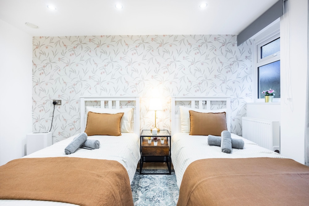 3 Bedroom Apartment by River Thames