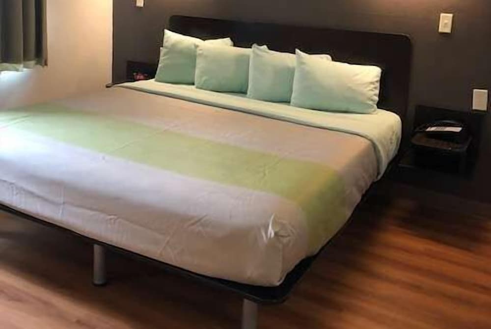 San Antonio Vacations - Super 8 by Wyndham Kenedy - Property Image 10