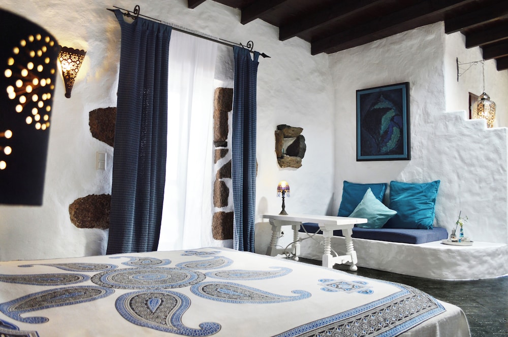 Stylish Getaway With Secluded Patio in Lava Finca