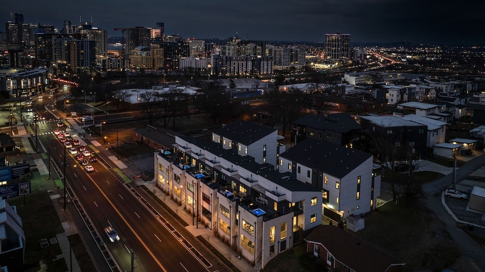 Luxe-tennessee Row-heart of Gulch-mins to Broadway