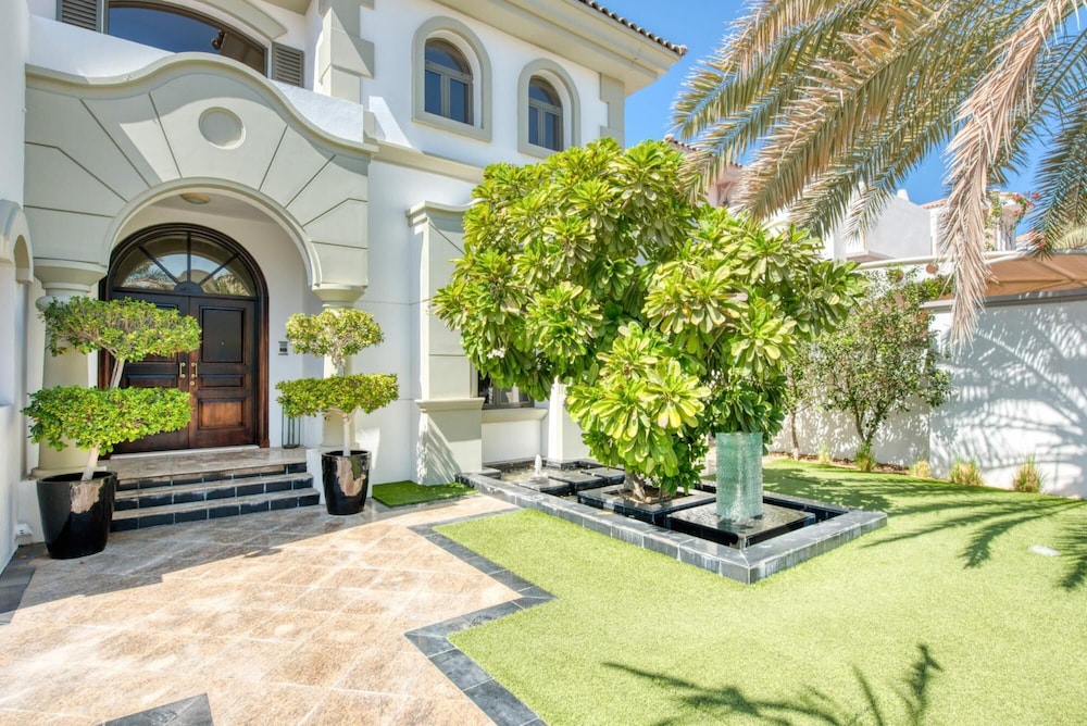 Glamourous Beachfront Villa on The Palm w Pool