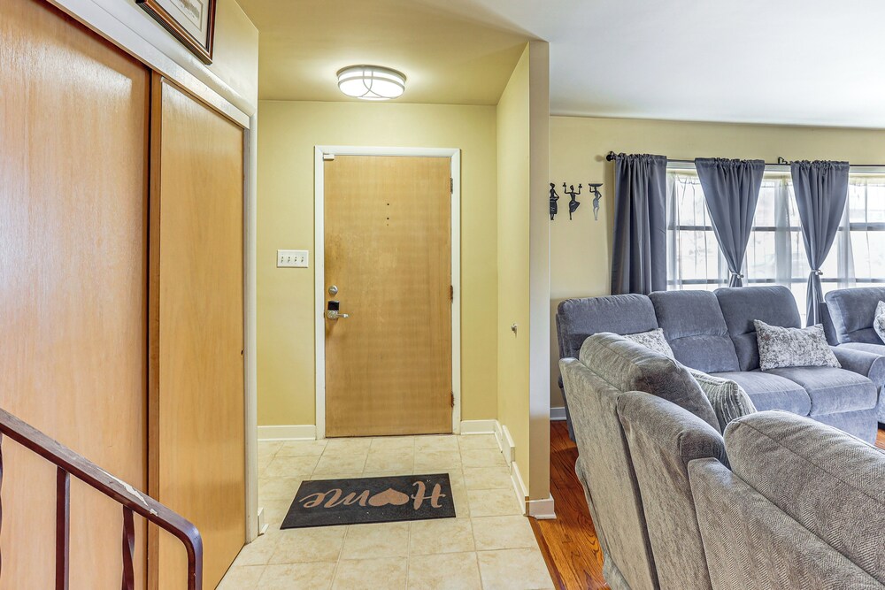 3 Mi to Berkshire Mall: Suburban Stay w/ Yard!