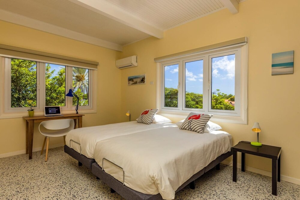 NEW 6br6 5BA Villa 200m to Beach w Privatepool