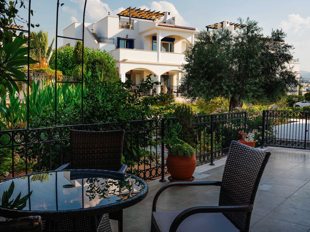 Sunny and Family Friendly Apartment Directly at the Pool