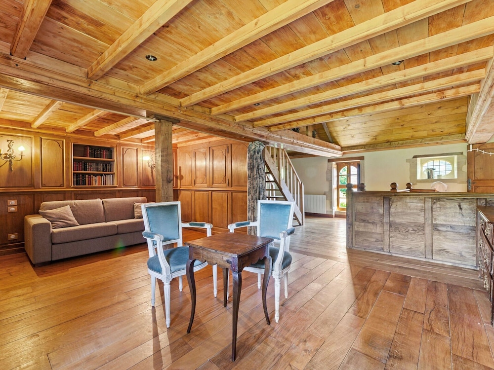 Norman Manor House 8-10 Pers view 4