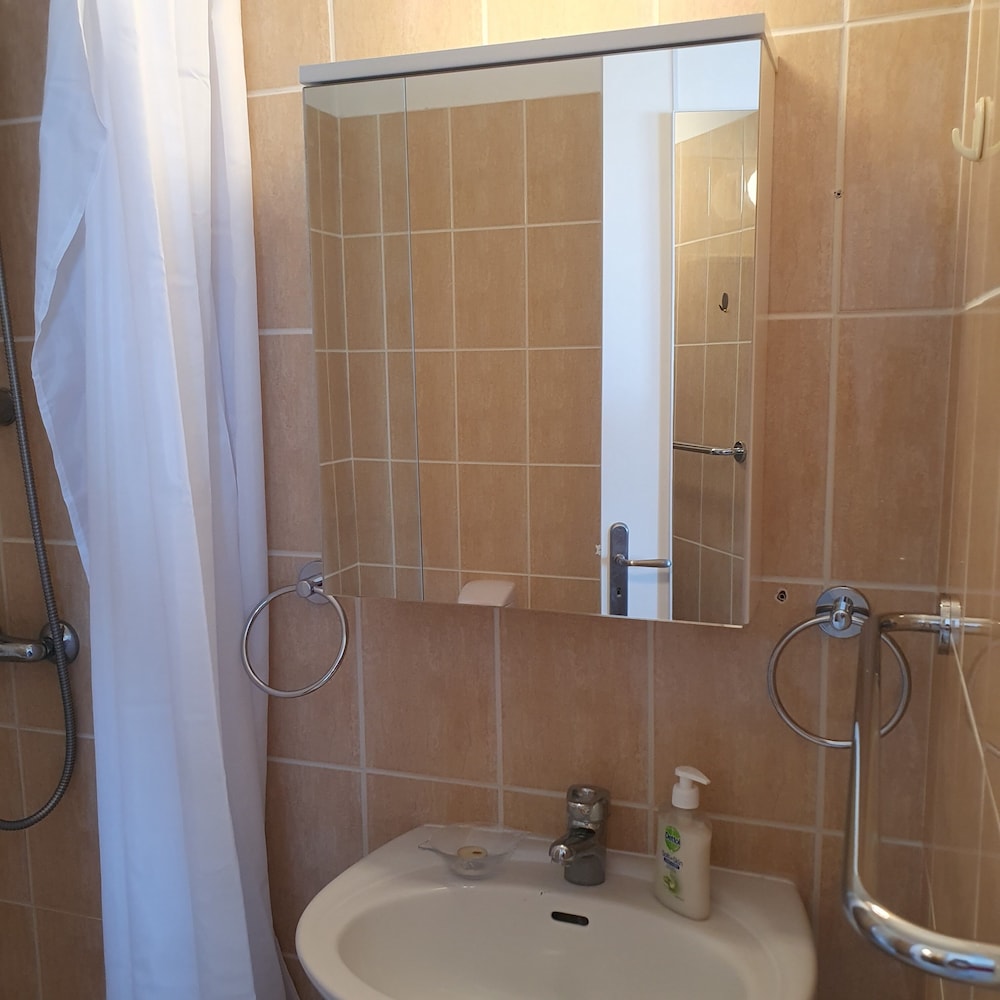Studio/scenic Views/pool/air Con/near Attractions