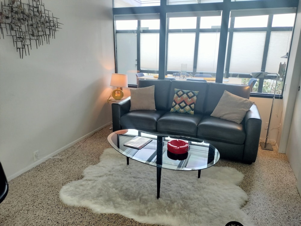 Mid Century Modern Weekly Winter Rates! - Image 3