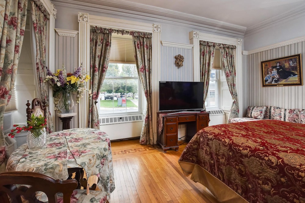 Brockville Vacations - The Noble Suites - Property Image 42