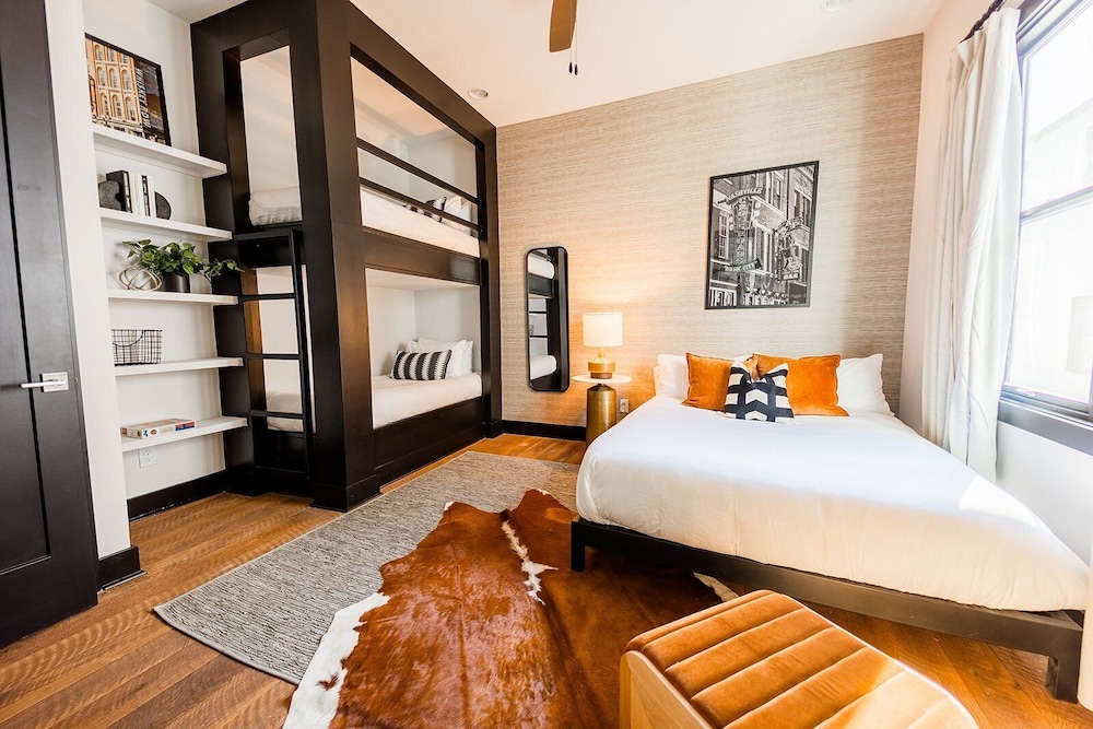 Heart of Gulch - 4 Min to Broadway - Designer Home