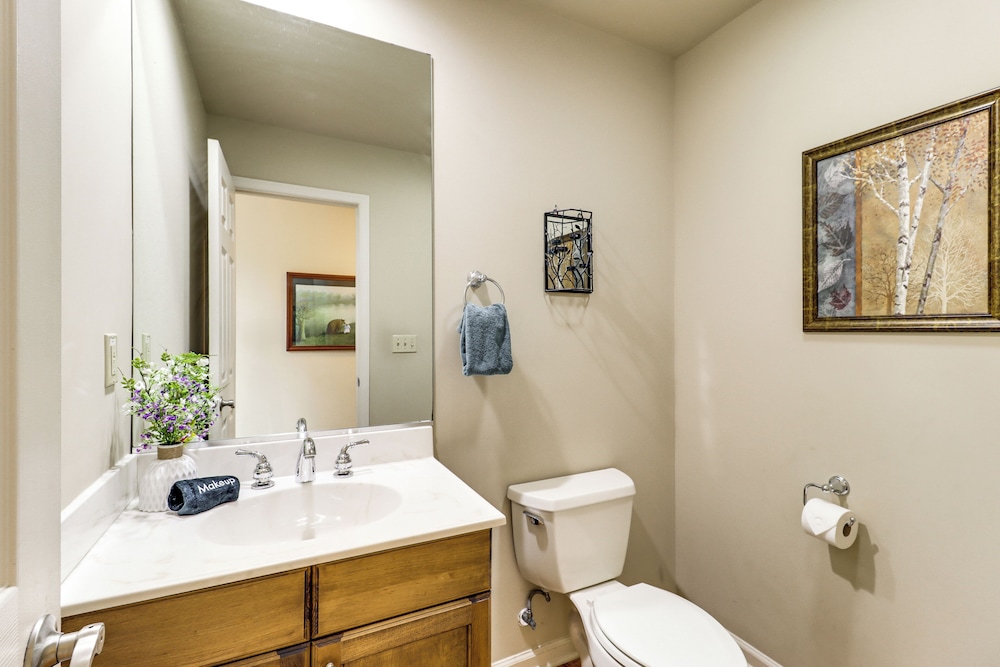 Beach Access & Hot Tub: Retreat in Lake Harmony!