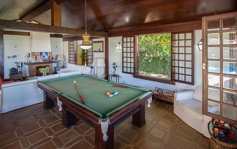 Casa com Cinco Quartos Pé na Areia