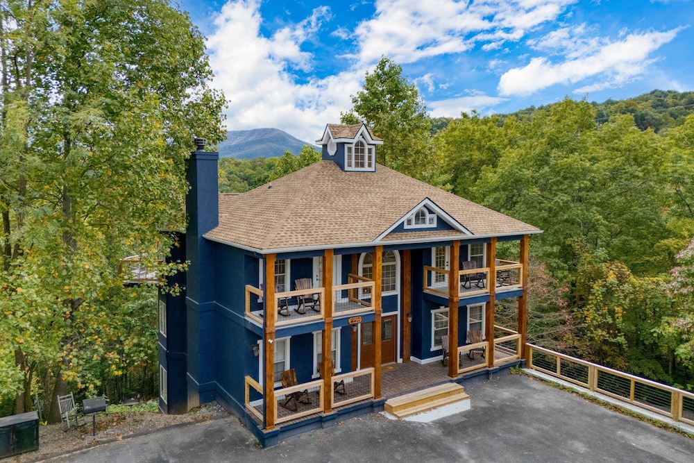 Gatlinburg Getaway by Avantstay 9bdr Sleeps 22 Hot tub Movie Theater