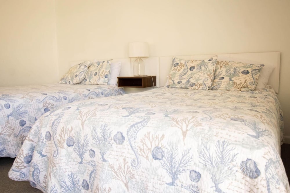 Retro Turtle Reef Condo 1 Block From Beach w Pool view 2