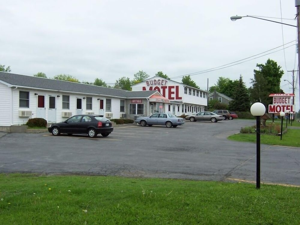 Watertown Vacations - Allen's Budget Motel - Property Image 1