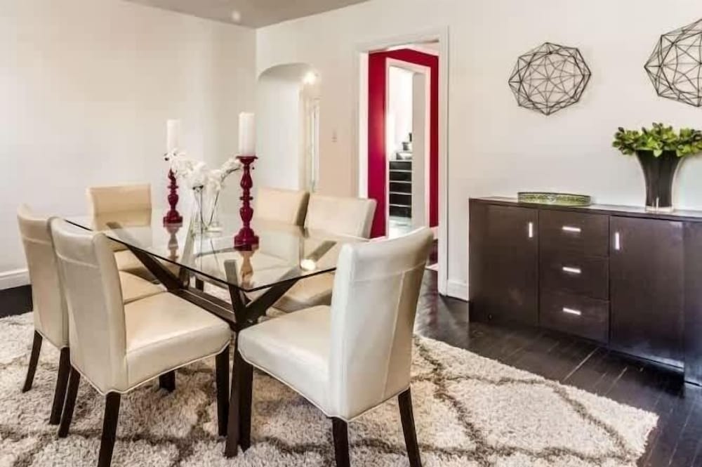 Spacious 5br Sleeps 10 University District 5 Bedroom Home