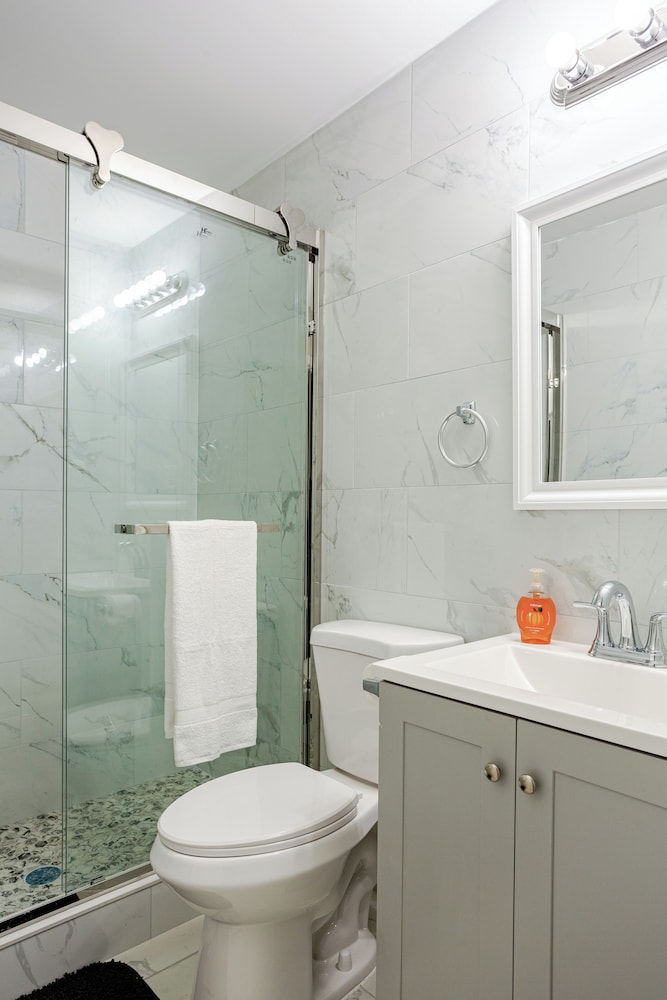Stylish Minimalist Stay in City Center
