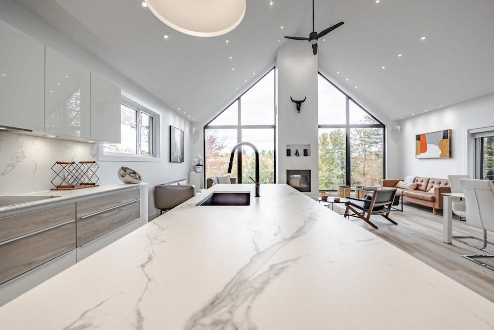 Valhalla - Scandinavian Style Chalet Directly on the Lake With Upscale Amenities and Private hot tub