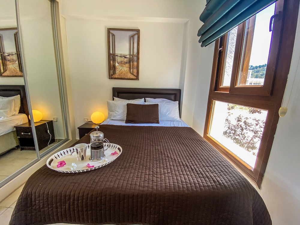 Sea Cliff Villa, 4 Beds, Sleeps 2- 8, Free Wifi, view 3