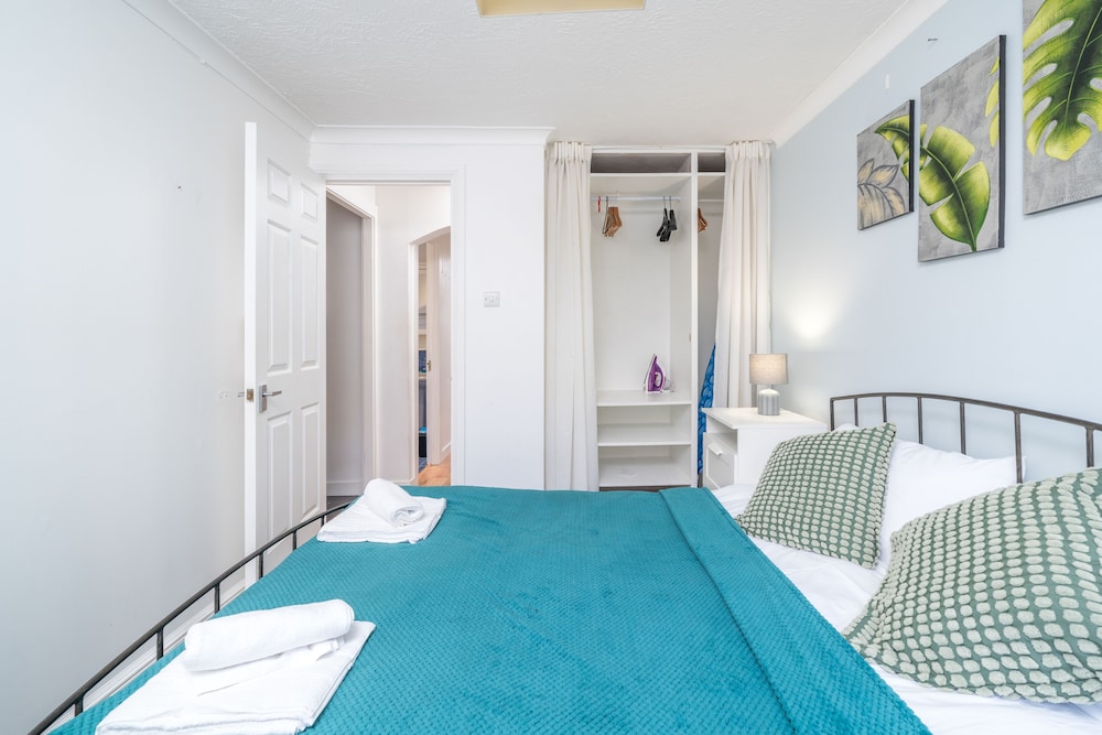 Crawley Pet Friendly 1-Bedroom Apartment view 5