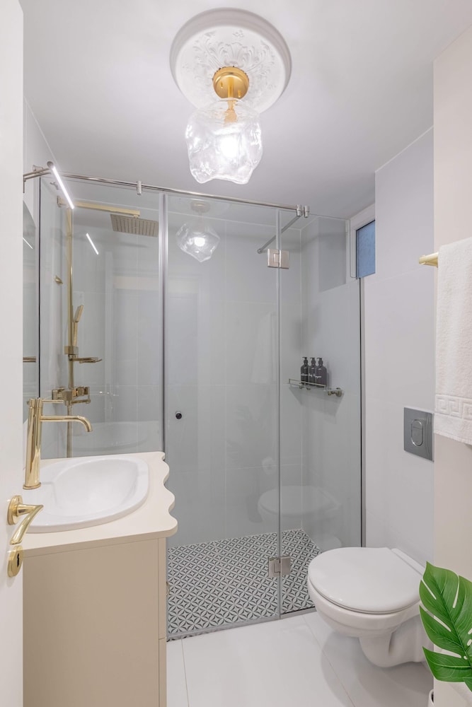 Parisian-Inspired 1BR in the Heart of Bucharest - Balcony, AC & Fully Equipped