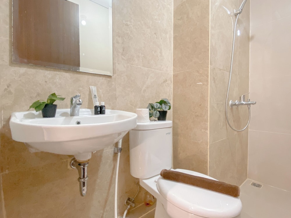 Modern Look And Cozy 2Br Apartment Transpark Cibubur