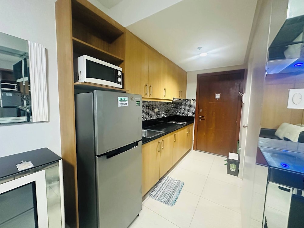 Ritzy Pasay Getaway - Entire Apartment for Rent