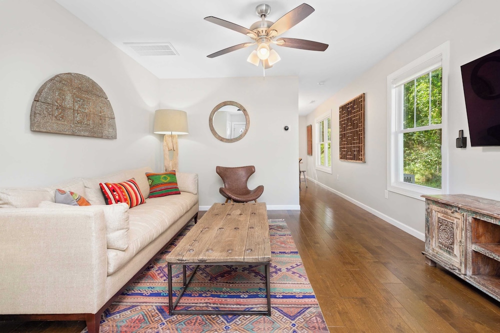 Sleeps 20, Entire Duplex Patio + Fire Pit 6 Minutes to Downtown Asheville