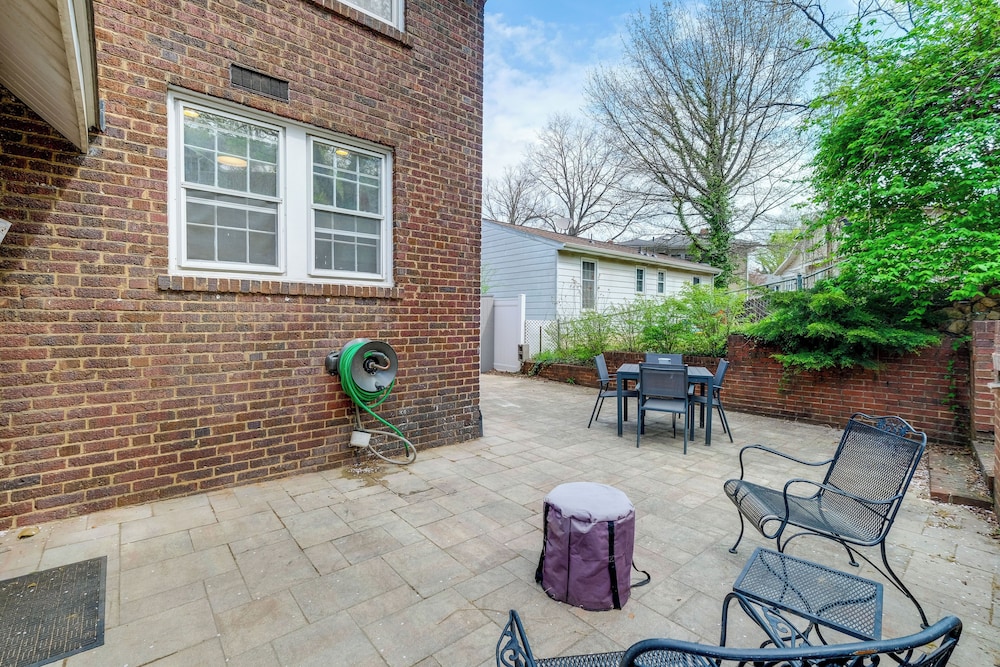 1 Mi to Dtwn Roanoke: Home w/ Yard & Mtn View!