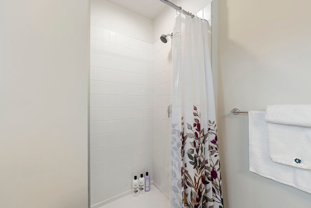 3 Bed 3 Bath High Rise With Gym Amenities