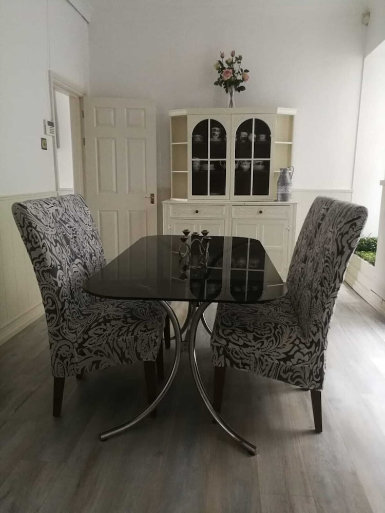 House Sleeps 7 With Hot Tub & Pets view 2