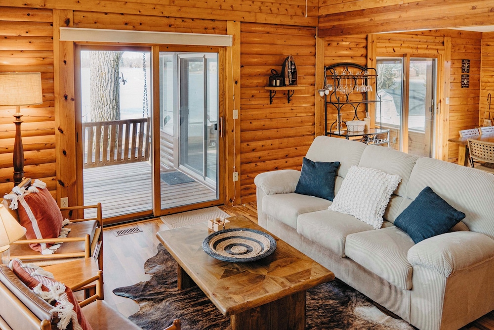 Lakefront Getaway w/ Fire Pit in Akron