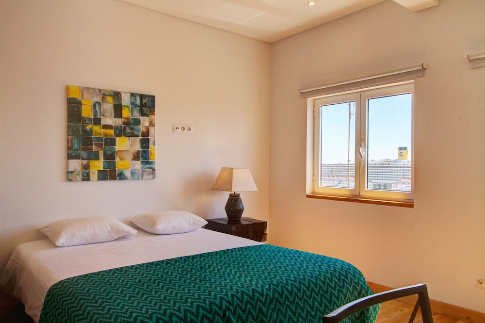 A new Studio Apartment With Amazing Views of the River Tagus