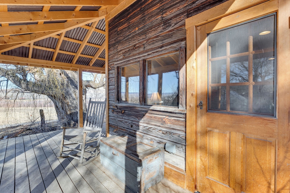 Historic Nature Lovers Cabin on Farm in Paonia!