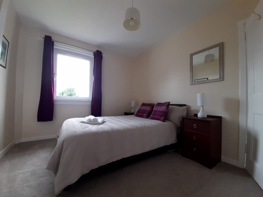 House-3br-garden-parking-near Inverness Castle view 4