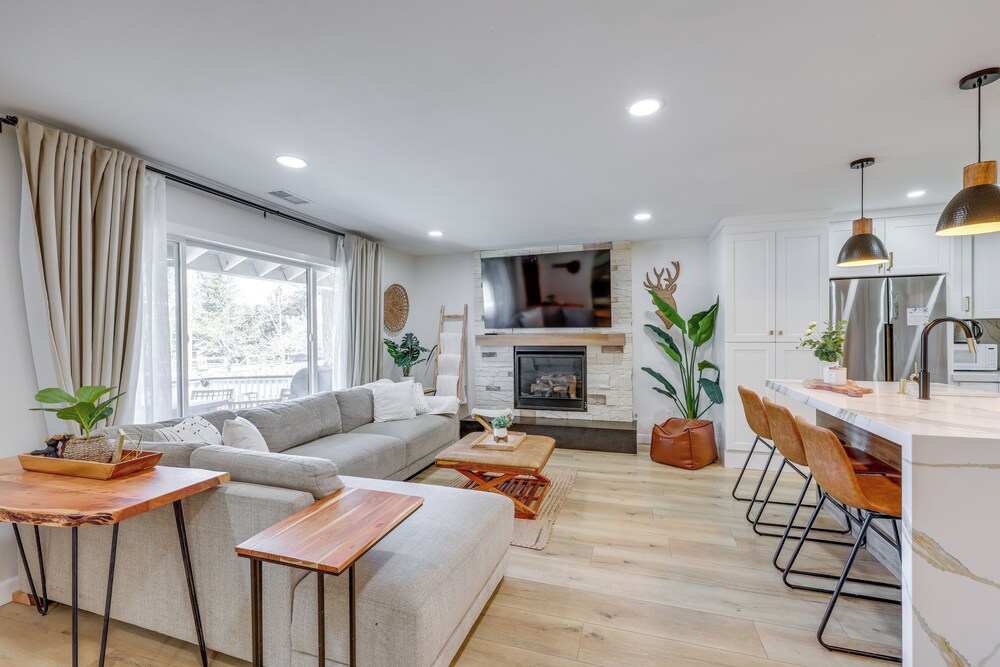 Walk to Big Bear Marina: Modern Home w/ Hot Tub!