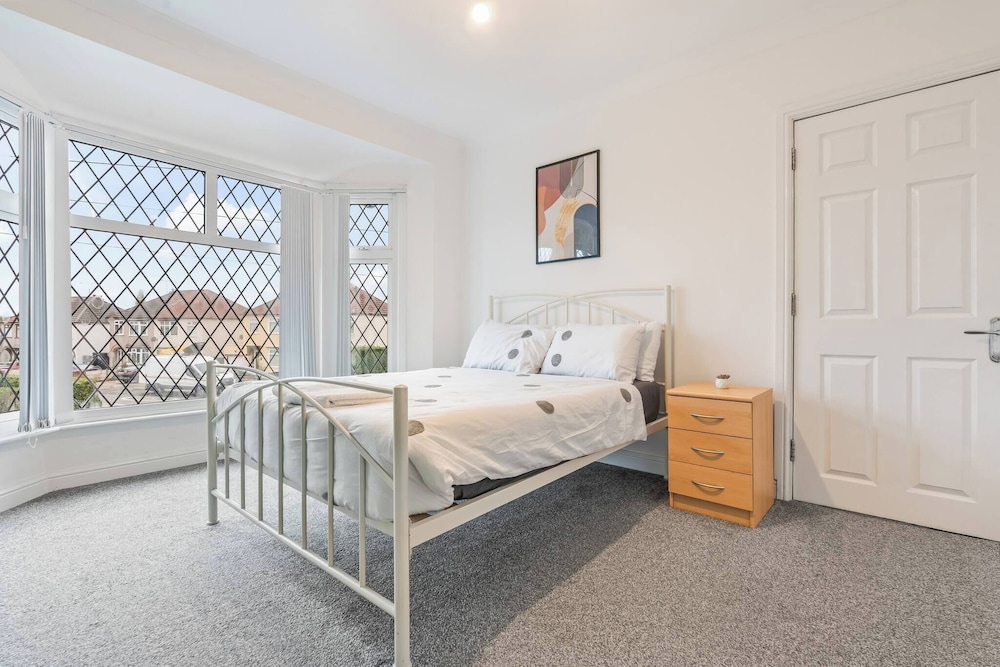 Beautiful 5 Bedroom Home in Coventry 14min to NEC