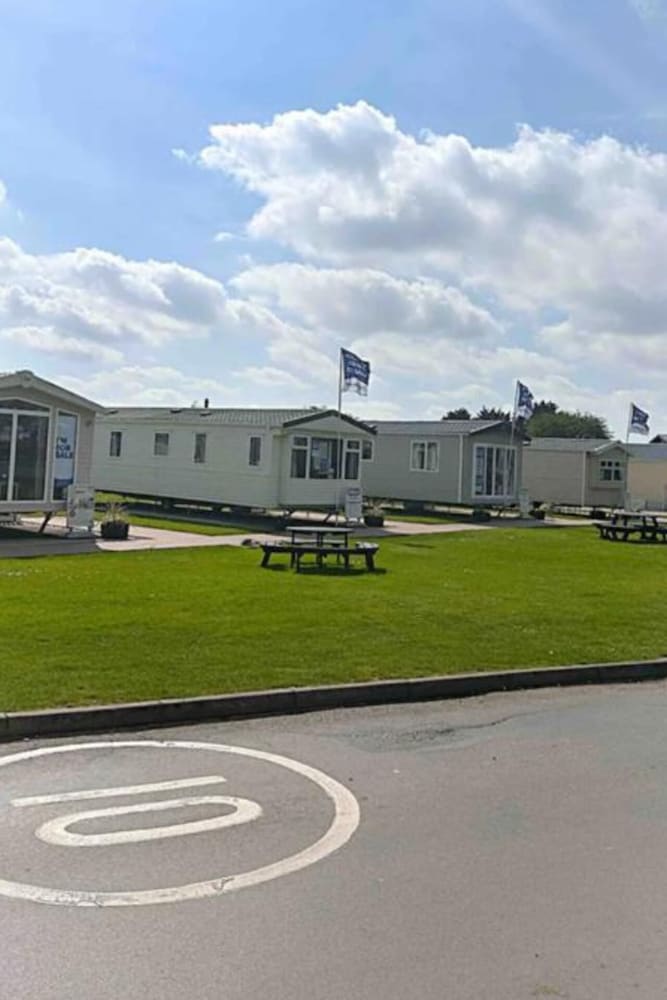 Harwich - Caravan - Sleeps 10 - Garden - Pool