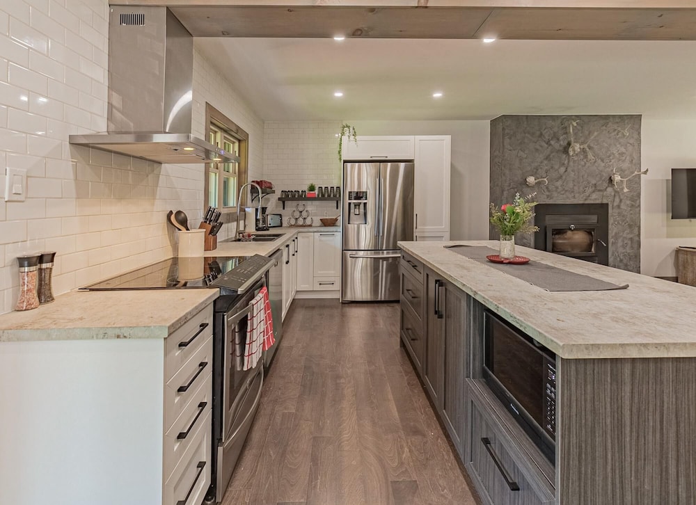The Corzo - Modern Farmhouse With hot tub