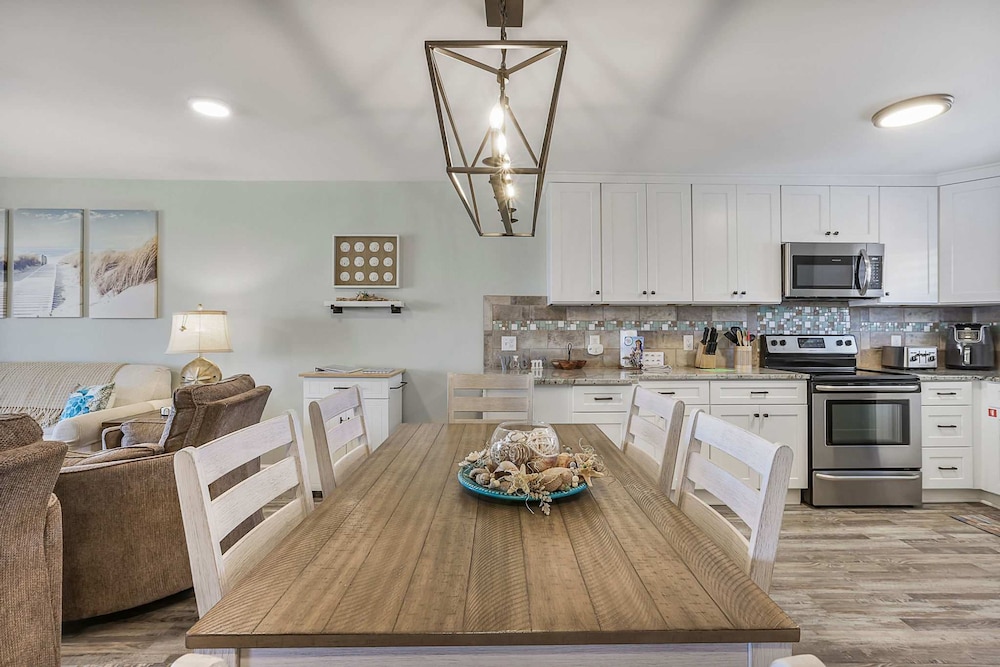 Lagoon Landing 202- Beautifully Decorated Condo With Balcony Pool Steps to Beach Lagoon