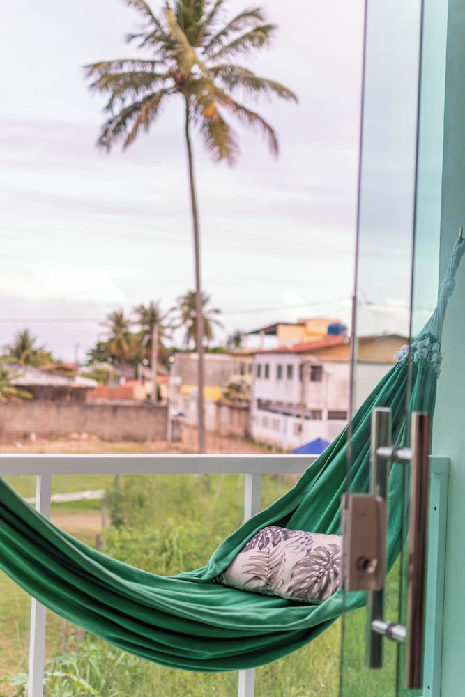 FLATS MAR'BELLA COM VARANDA, 100M PRAIA, PETFRIENDLY E ESTACIONAMENTO