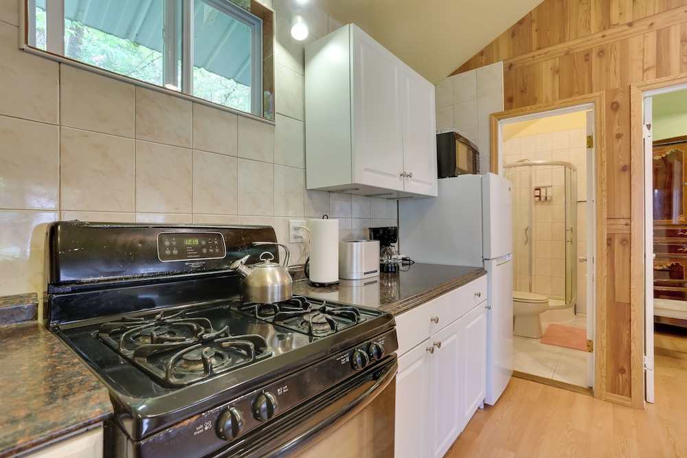 Screened Porch + Fire Pit: Cabin Near Bethel Woods