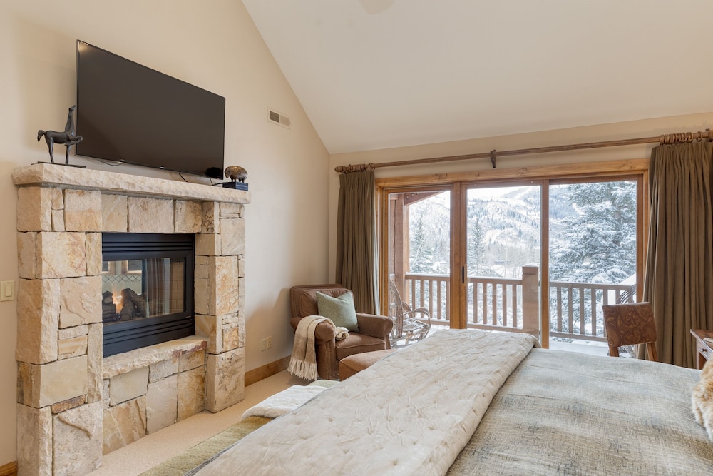 Telemark Luxury Retreat by Avantstay Stunning Views w Hot Tub Theatre Room and Pool Table