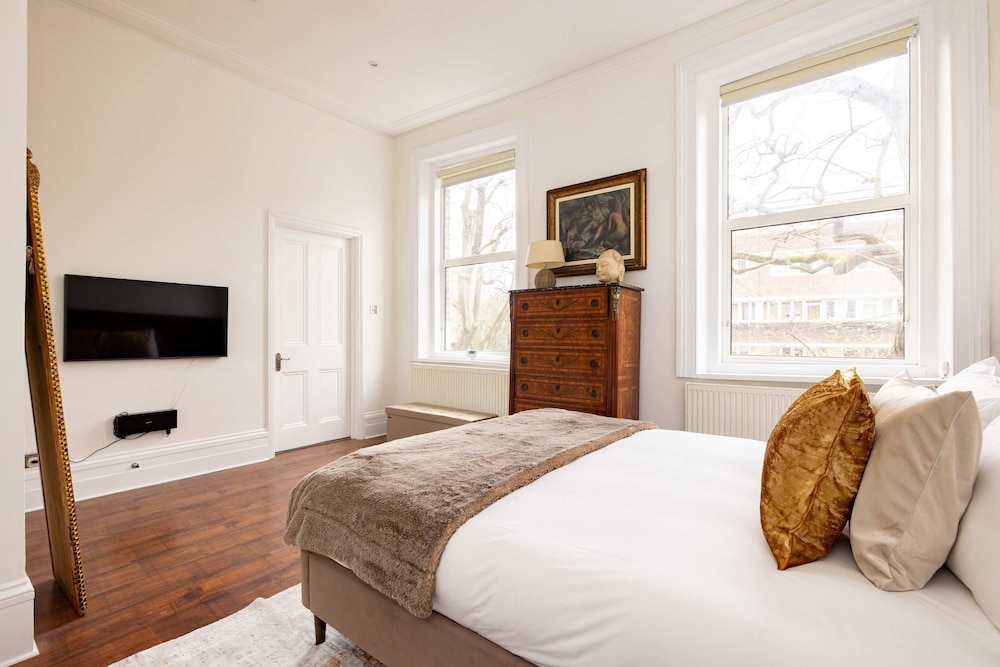 Light-filled 2-bedroom Chelsea Apartment